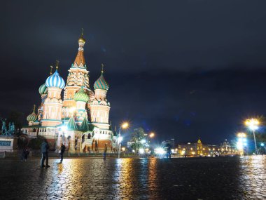 Geceleri Mosco ve parktaki binalar.