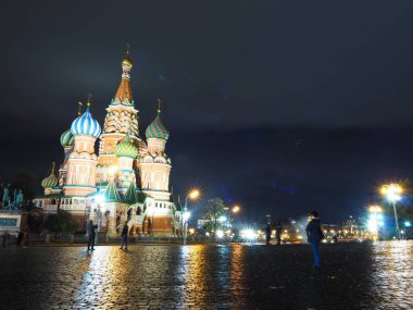 Geceleri Mosco ve parktaki binalar.