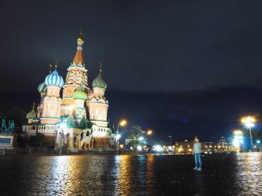 Geceleri Mosco ve parktaki binalar.