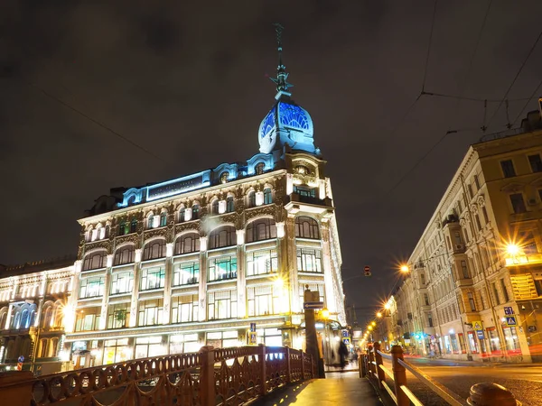 Санкт-Петербург ночью со зданиями в парке — стоковое фото