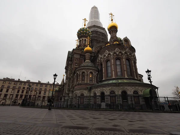 Церковь Спасителя на пролитой крови Во время обслуживания это — стоковое фото