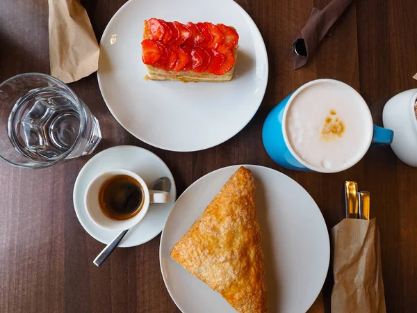 Sobremesas e café é um pequeno-almoço europeu simples . — Fotografia de Stock