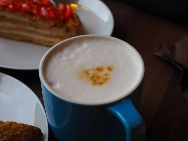 Sobremesas e café é um pequeno-almoço europeu simples . — Fotografia de Stock