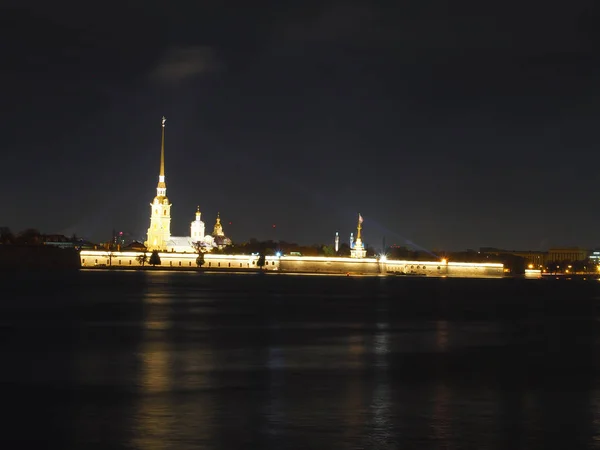 Mosco di notte con gli edifici nel parco — Foto Stock