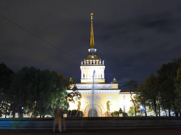 Вночі Москва з будинками в парку. — стокове фото