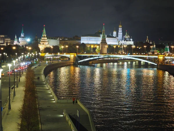 Mosco at night with the buildings in the park — Stock Photo, Image