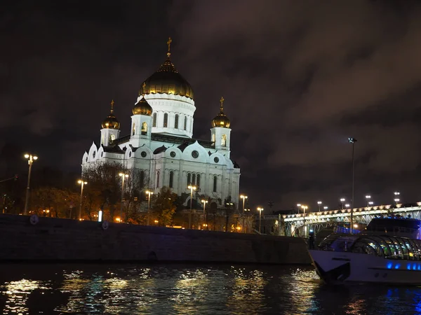 Mosco ночью со зданиями в парке — стоковое фото