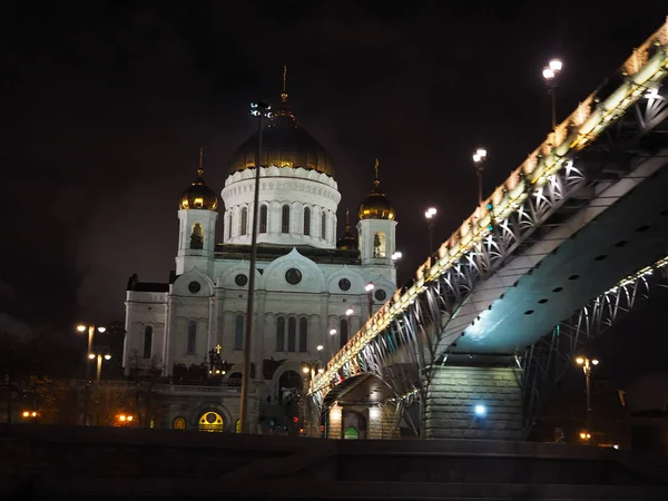 Mosco ночью со зданиями в парке — стоковое фото