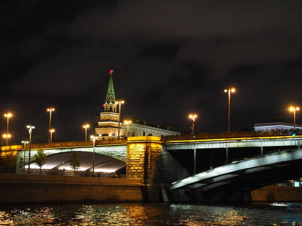 Mosco por la noche con los edificios en el parque — Foto de Stock