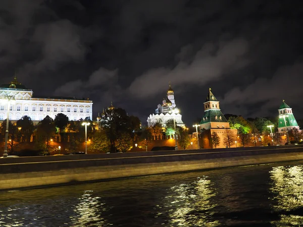 Вночі Москва з будинками в парку. — стокове фото