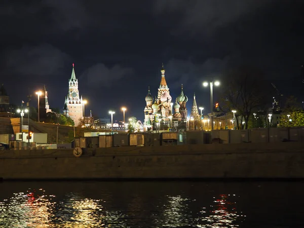 Вночі Москва з будинками в парку. — стокове фото