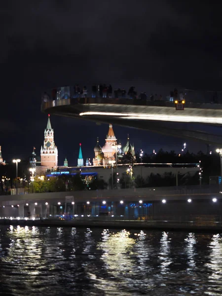 Вночі Москва з будинками в парку. — стокове фото