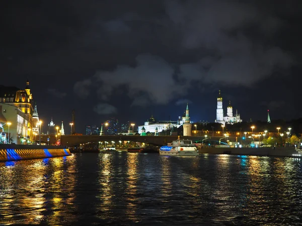 Mosco di notte con gli edifici nel parco — Foto Stock
