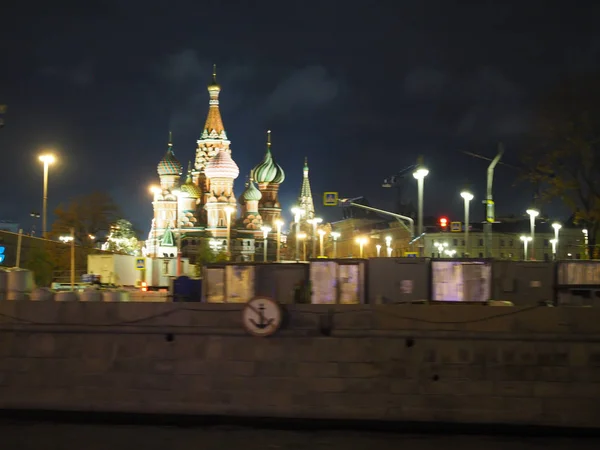 Mosco v noci s budovami v parku — Stock fotografie