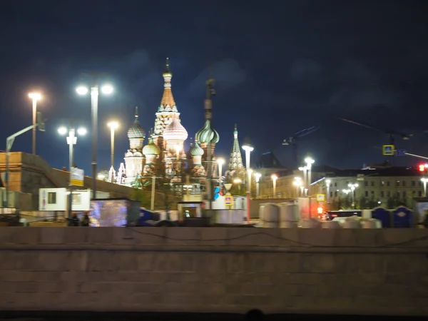 Вночі Москва з будинками в парку. — стокове фото