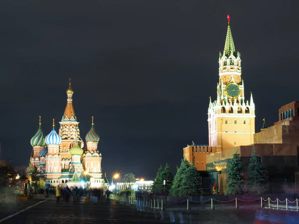 Mosco at night with the buildings in the park — Stock Photo, Image