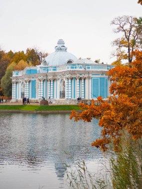 Güzel kış bahçesi Yapraklar renk değiştiriyor