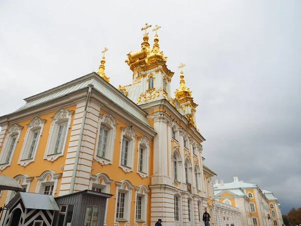 彼得霍夫，圣彼得堡俄罗斯的美丽的地方是一个公共的 — 图库照片