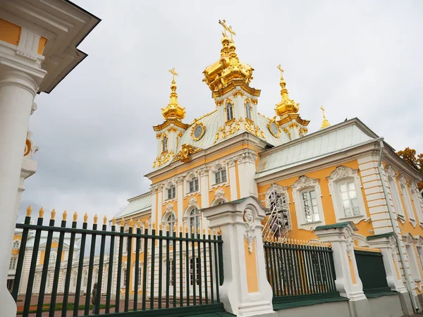 Peterhof, São Petersburgo O belo lugar da Rússia é um publ — Fotografia de Stock