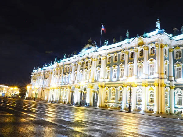 Ermita, San Petersburgo Palacio de Rusia es un lugar público . — Foto de Stock