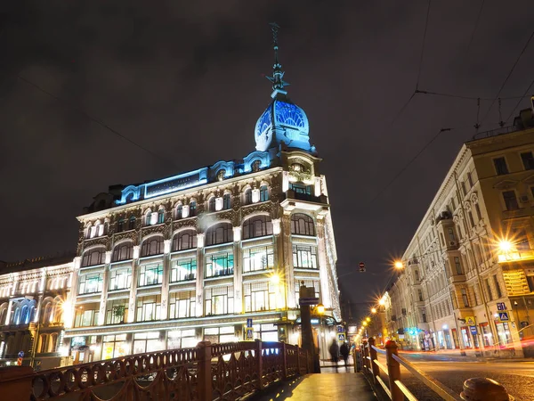Санкт-Петербург ночью со зданиями в парке — стоковое фото