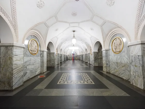 Moskova Metro İstasyonu Halk Sarayı olarak bilinen güzel bir mimari