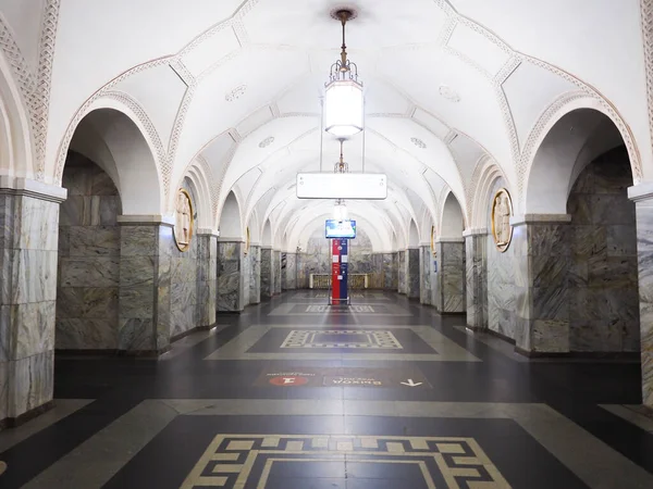 Moskova Metro İstasyonu Halk Sarayı olarak bilinen güzel bir mimari