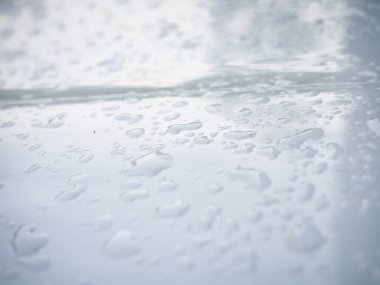 Arabayı yıkadıktan sonra yağmur damlaları beni her zaman sinirlendirir..