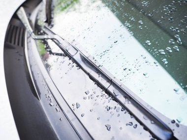 Arabayı yıkadıktan sonra yağmur damlaları beni her zaman sinirlendirir..