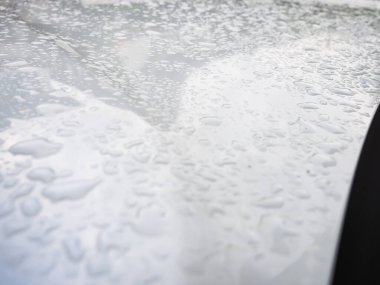 Arabayı yıkadıktan sonra yağmur damlaları beni her zaman sinirlendirir..