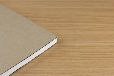 Defter ahşap masada..