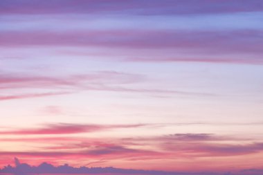 Güzel gökyüzü, dramatik gün batımı ve gün doğumu.