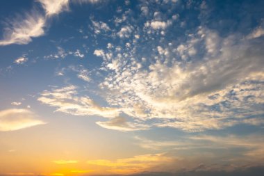 Akşam vakti bulutlu mavi gökyüzü arkaplanı.