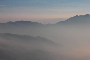 Sis kaplı dağların katmanları.