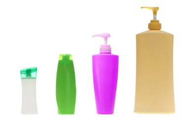 Beyaz arka plan üzerinde izole plastik şişe şampuan seti