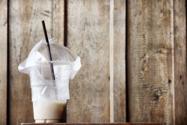 Ahşap masada plastik bardak..