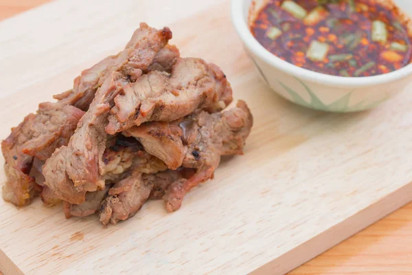 Parrilla de carne con salsa en la tabla de cortar. —  Fotos de Stock
