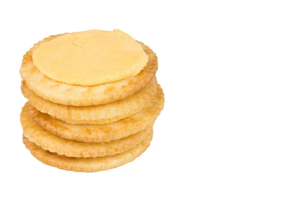 Cracker crema di formaggio isolato su sfondo bianco. — Foto Stock