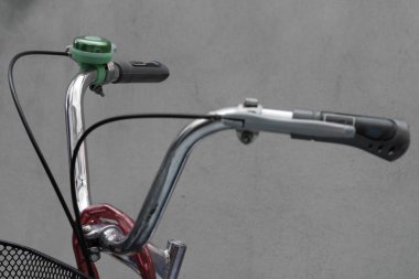 Gidonda bisiklet zilini kapat.