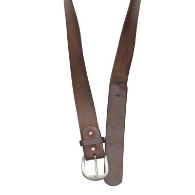 Beyaz arkaplanda kahverengi deri kemer var.