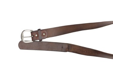 Beyaz arkaplanda kahverengi deri kemer var.