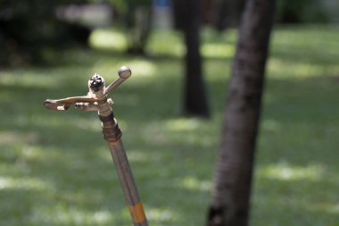 Bahçedeki metal otomatik su fıskiye.