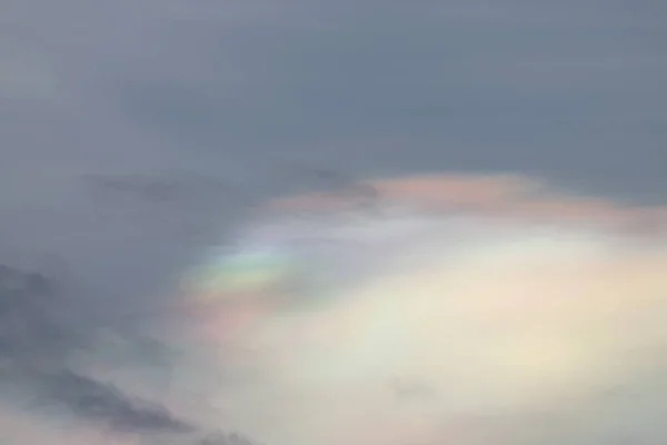Fenómeno de iridiscencia de nubes en el cielo del atardecer . — Foto de Stock
