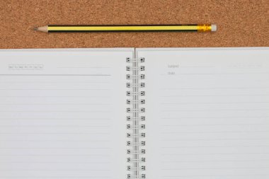 Mantar pano arka planında defter ve kalem aç.