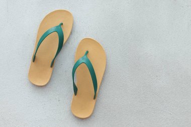 Çimentoda sarı ve yeşil terlikler.