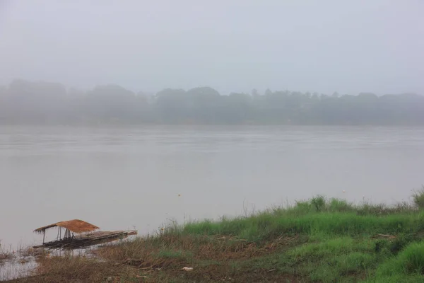 Cabaña de bambú a orillas del río cubierta de niebla . —  Fotos de Stock