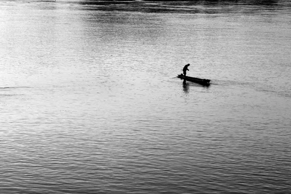 Pescatore in barca, bianco e nero . — Foto Stock