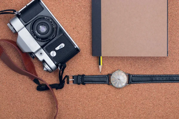 配件：书籍、铅笔、腕表和木制地板上的照相机的顶部视图. — 图库照片