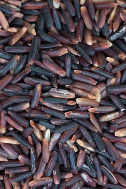 Yakın plan pişmemiş kahverengi pirinç (Riceberry).