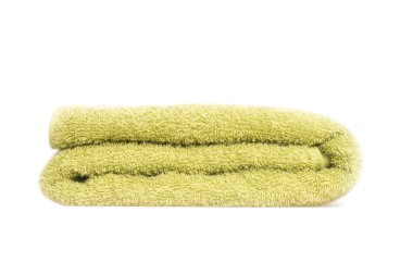 Beyaz arkaplanda yeşil vücut havlusu izole edildi